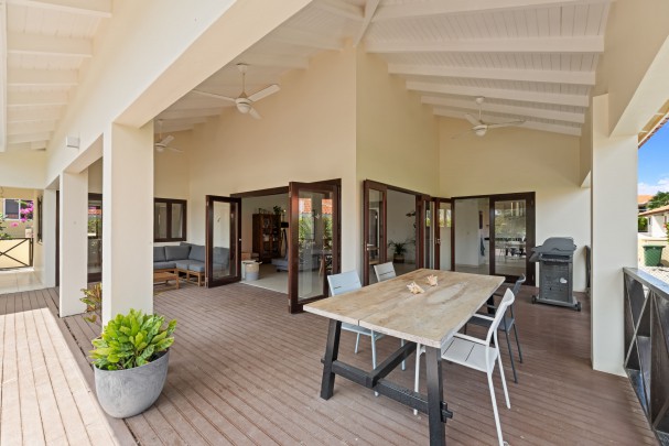 Blue Bay L-section &ndash; three-bedroom villa with a lovely outdoor space