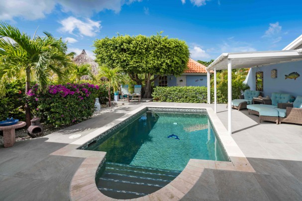 BlueBay O-35 &ndash; Ruim en sfeervol huis met appartement en zwembad