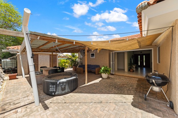 Sun Valley - Modern Detached Home with Garage on Spacious Lot