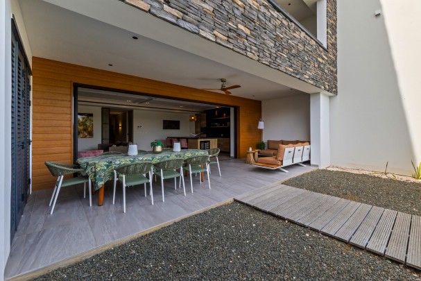 The Shore &ndash; Luxury Furnished Apartment with Direct Beach Access