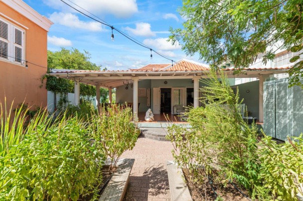 Otrobanda - Spacious monumental townhouse with city garden and parking