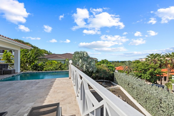 Blue Bay - spacious holiday villa with stunning views.