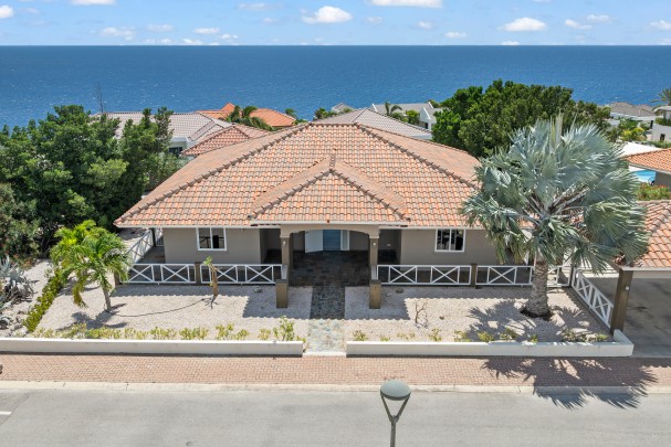 Blue Bay BB-39 – Spacious Villa with Pool and Sea View