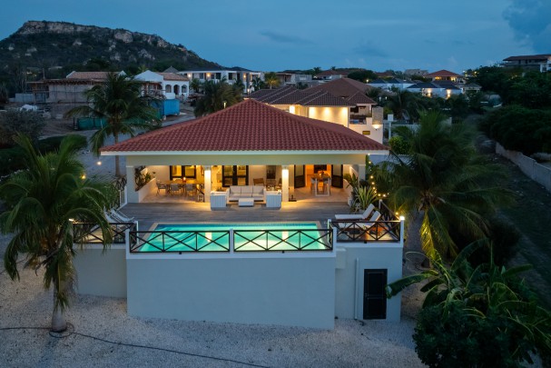 Blue Bay - Stylish 5-Bedroom Villa with Pool on the Golf Course