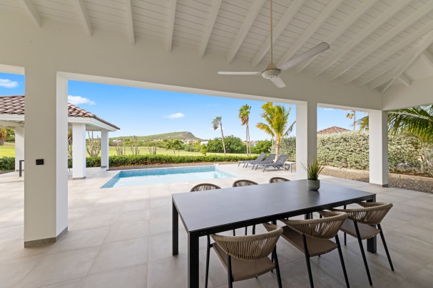 Blue Bay – Charming Villa with Pool and Golf Course Views