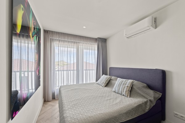 Blue Bay – Royale Villa met Zeezicht, Zwembad & 2 Appartementen