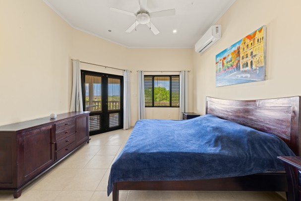 Blue Bay &ndash; Grote villa met twee ruime appartementen