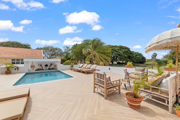 Blue Bay – Fraai gerenoveerde villa met zwembad aan golfbaan  
