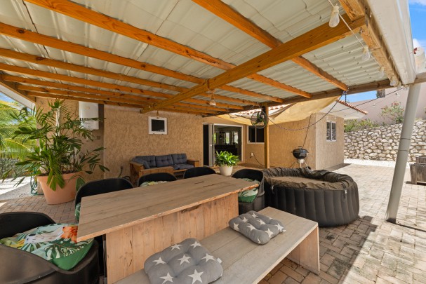 Sun Valley - Modern Detached Home with Garage on Spacious Lot