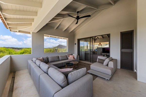 Luxury Villa with 4 Bedrooms, Pool & Guest Suite in Blue Bay