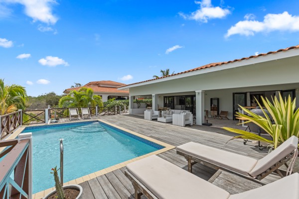 Blue Bay - Stylish 5-Bedroom Villa with Pool on the Golf Course