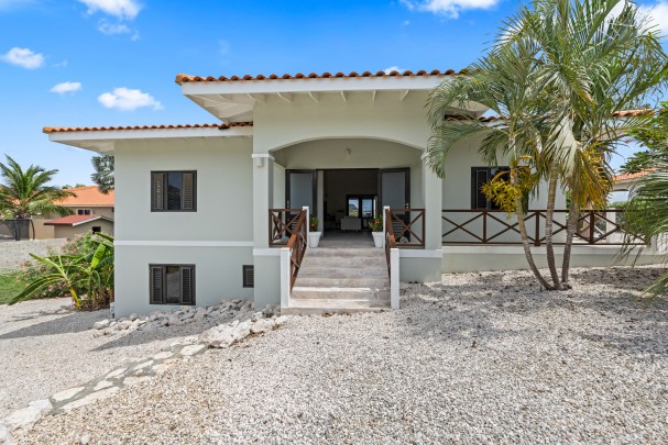Blue Bay - Stylish 5-Bedroom Villa with Pool on the Golf Course