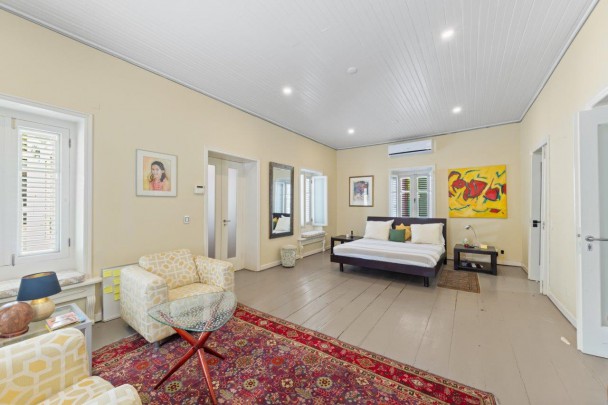 Otrobanda - Spacious monumental townhouse with city garden and parking
