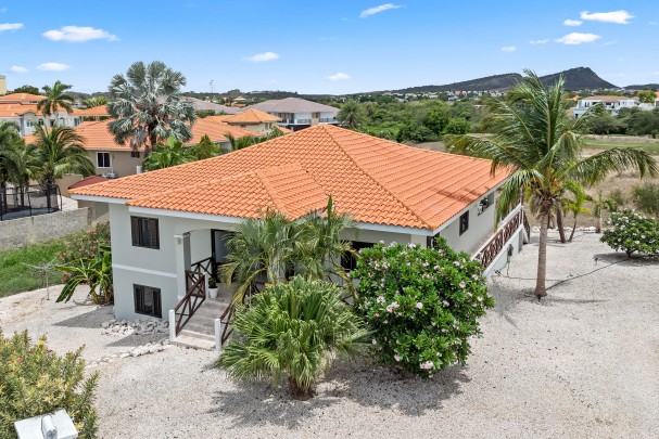 Blue Bay - Stylish 5-Bedroom Villa with Pool on the Golf Course