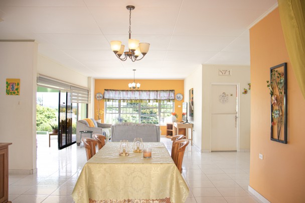 Charmant 3-Slaapkamer Huis met Tuin & Gastenappartement – Cerito