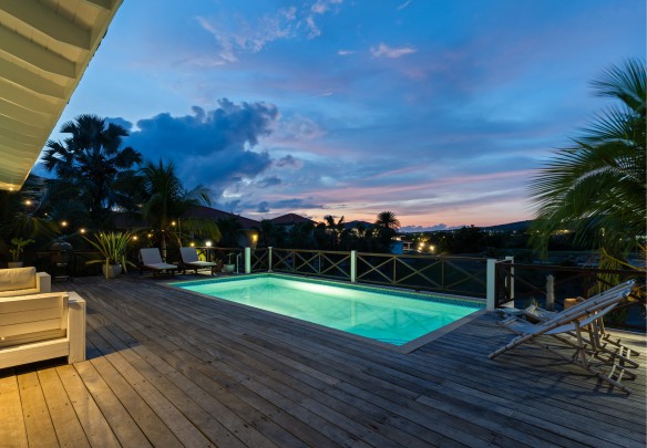 Blue Bay - Stylish 5-Bedroom Villa with Pool on the Golf Course