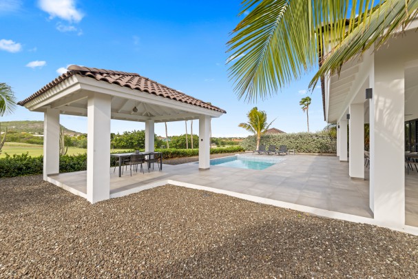 Blue Bay – Charming Villa with Pool and Golf Course Views