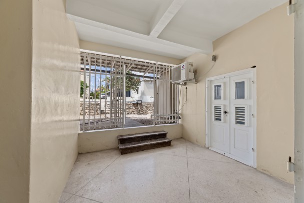 Otrobanda - Multifunctional commercial space in monumental building