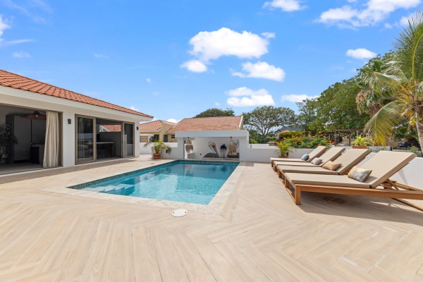 Blue Bay – Fraai gerenoveerde villa met zwembad aan golfbaan  