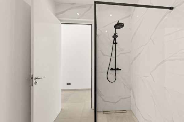 Blue Bay | Move-in ready new-build apartment with garden and pool view