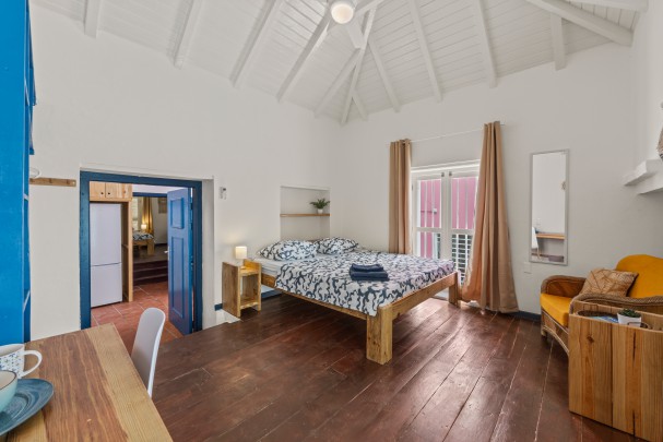 Fully operational student housing complex with 30 rooms for sale