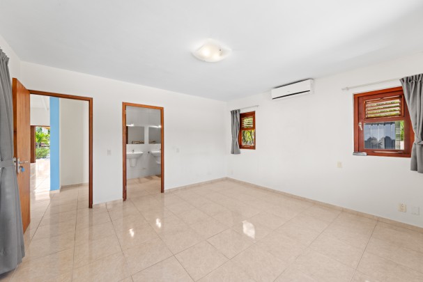 Blue Bay BL-19 – Spacious Villa on Golf Course