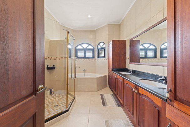 Blue Bay &ndash; Grote villa met twee ruime appartementen