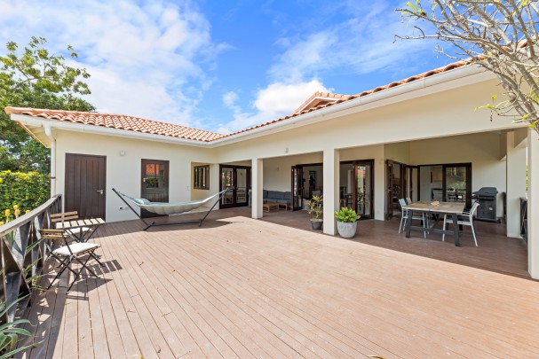 Blue Bay L-section &ndash; three-bedroom villa with a lovely outdoor space