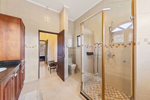 Blue Bay &ndash; Grote villa met twee ruime appartementen