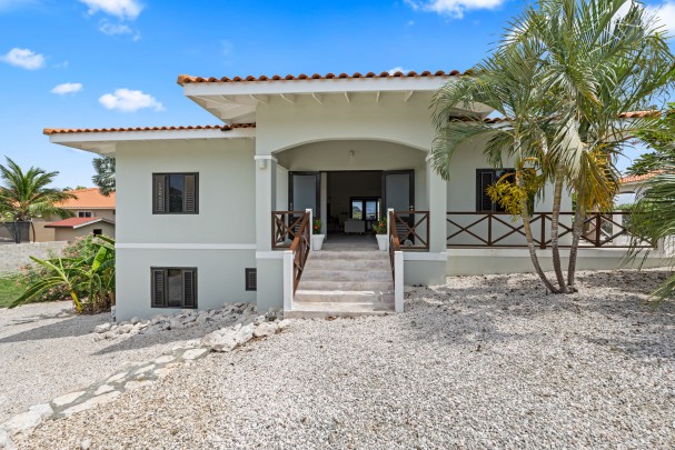 Blue Bay - Stylish 5-Bedroom Villa with Pool on the Golf Course