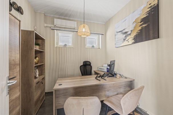 Stylish 10-Office Business Center in Historic Otrobanda