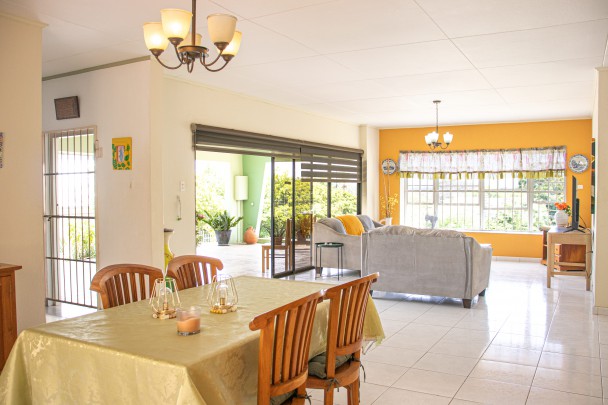 Charmant 3-Slaapkamer Huis met Tuin & Gastenappartement – Cerito