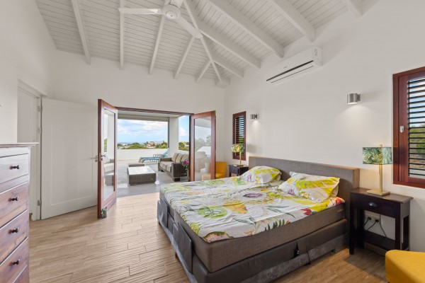 Luxury Blue Bay villa with sea view, pool & guest apartment