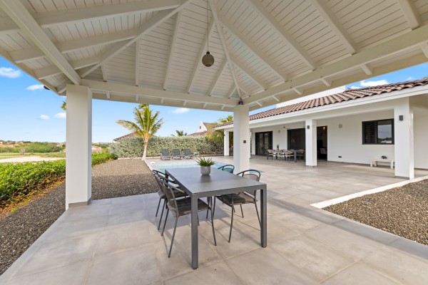 Blue Bay – Charming Villa with Pool and Golf Course Views