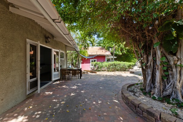 Mahaai - Apartment Complex with Pool and Rental Income