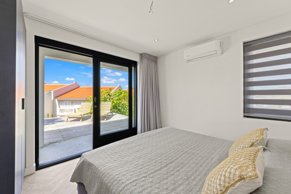 Blue Bay – Royale Villa met Zeezicht, Zwembad & 2 Appartementen