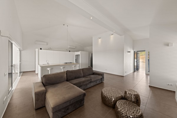 Jan Sofat – Woning met twee appartementen en uitzicht op spaans water