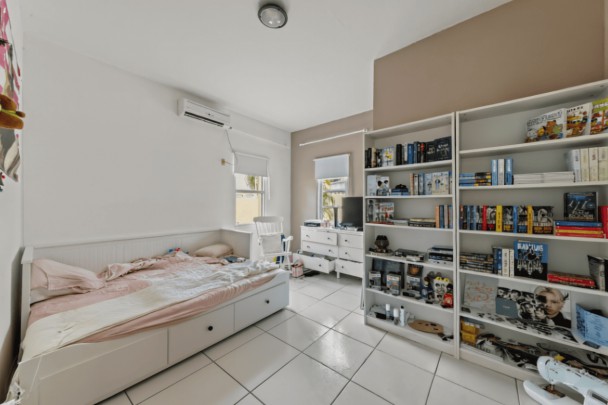 Spacious home with ocean view in central location near Mambo Beach