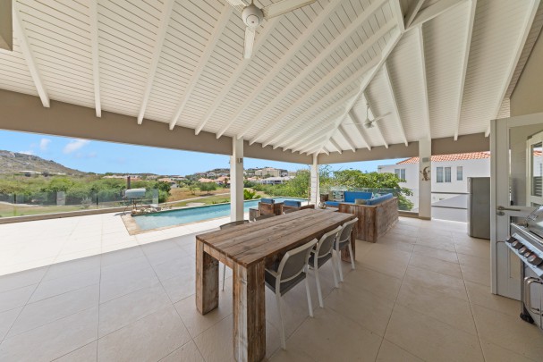 Blue Bay BO 4 &ndash; Elegant villa with unique views over the golf course