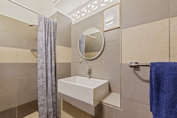 Fully operational student housing complex with 30 rooms for sale
