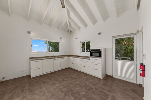 Blue Bay BB-39 – Spacious Villa with Pool and Sea View