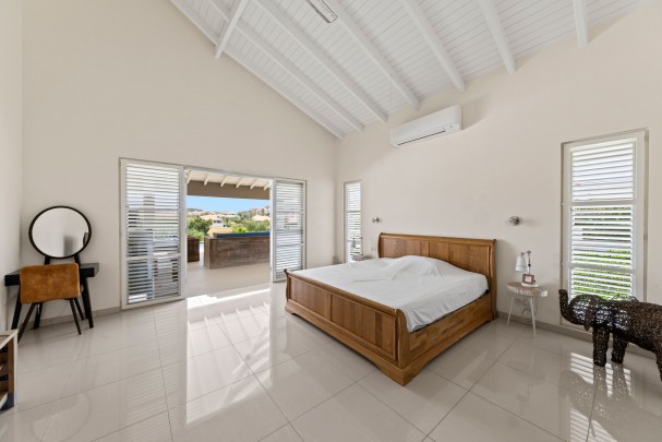 Blue Bay BO 4 &ndash; Elegant villa with unique views over the golf course