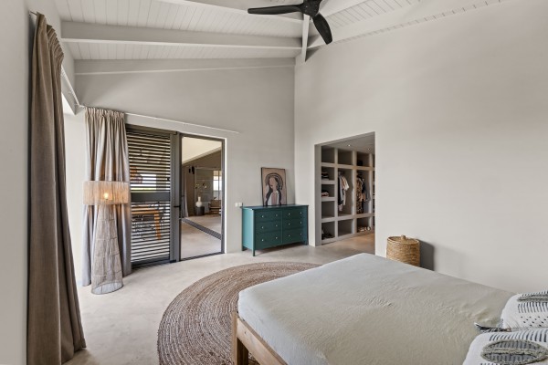 Luxury Villa with 4 Bedrooms, Pool & Guest Suite in Blue Bay