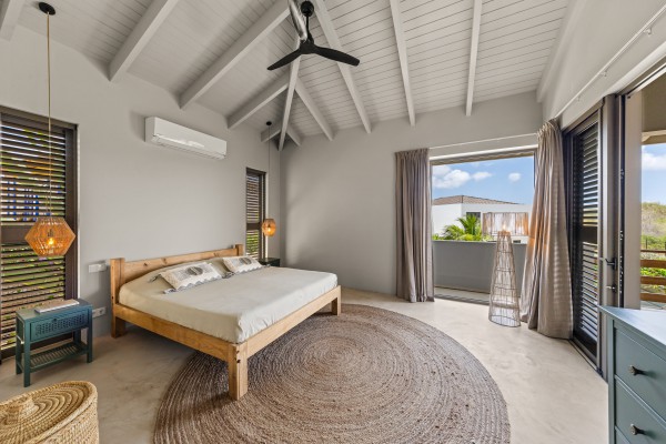Luxury Villa with 4 Bedrooms, Pool & Guest Suite in Blue Bay