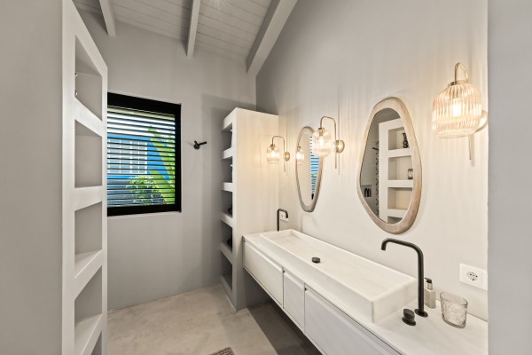 Luxury Villa with 4 Bedrooms, Pool & Guest Suite in Blue Bay