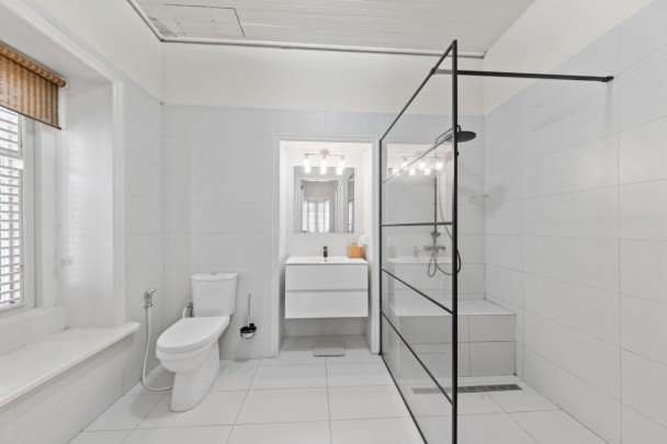 Otrobanda - Spacious monumental townhouse with city garden and parking