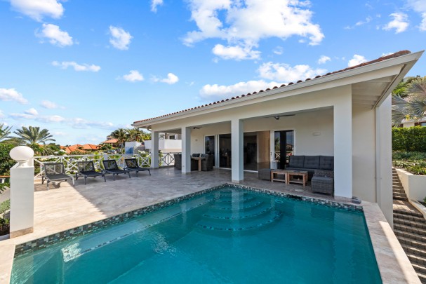 Blue Bay - spacious holiday villa with stunning views.