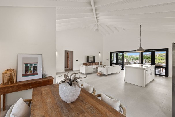 Blue Bay - Stylish 5-Bedroom Villa with Pool on the Golf Course