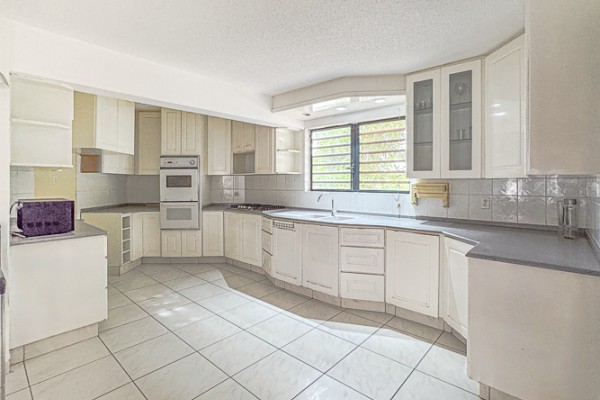 Spacious 3-bedroom villa with separate apartment