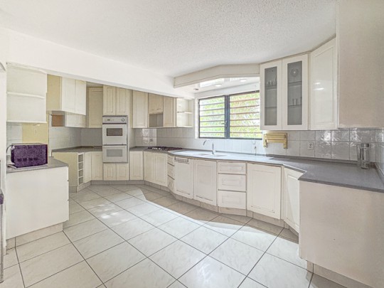 Spacious 3-bedroom villa in quiet residential area